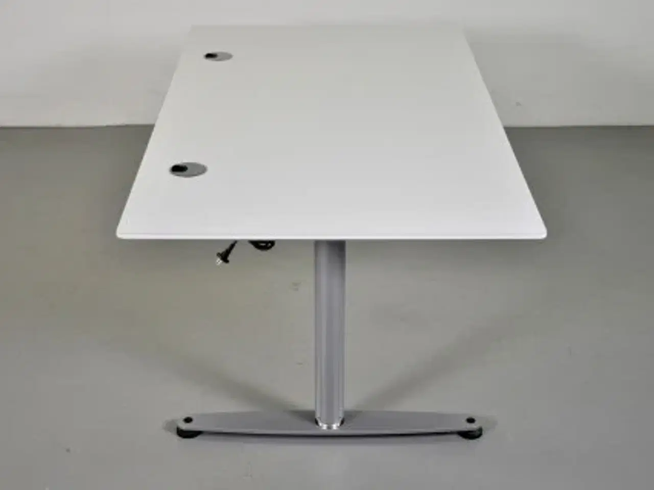 Billede 4 - Hæve-/sænkebord med ny hvid plade og alugråt stel, 160 cm.