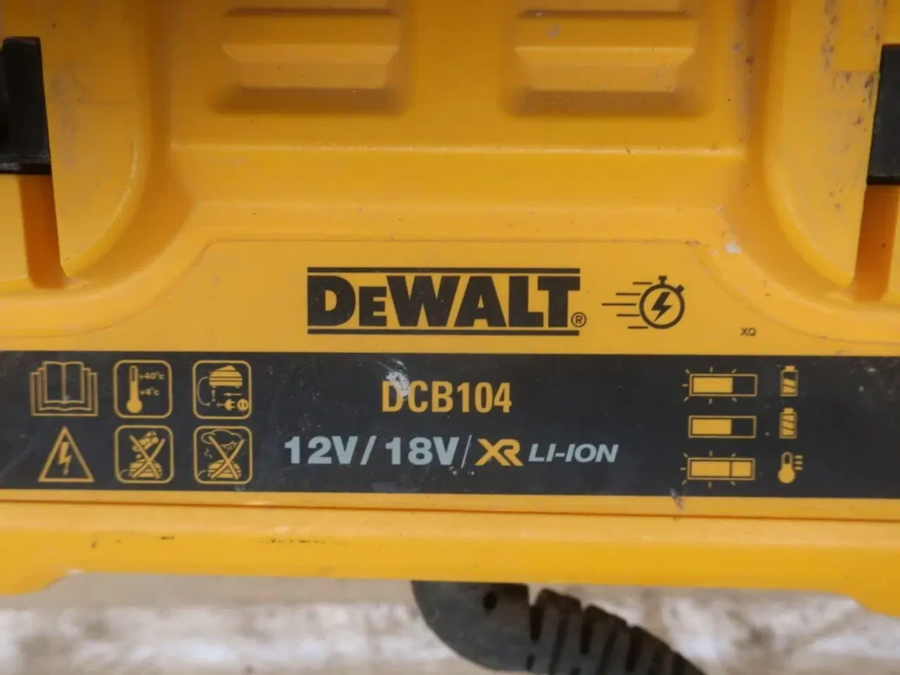 Billede 2 - 7 batterier og lader, muligvis defekte