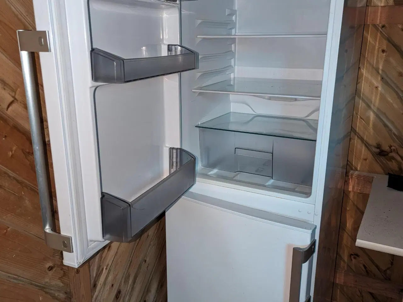 Billede 1 - Køleskab med fryser (to defekte skuffer)