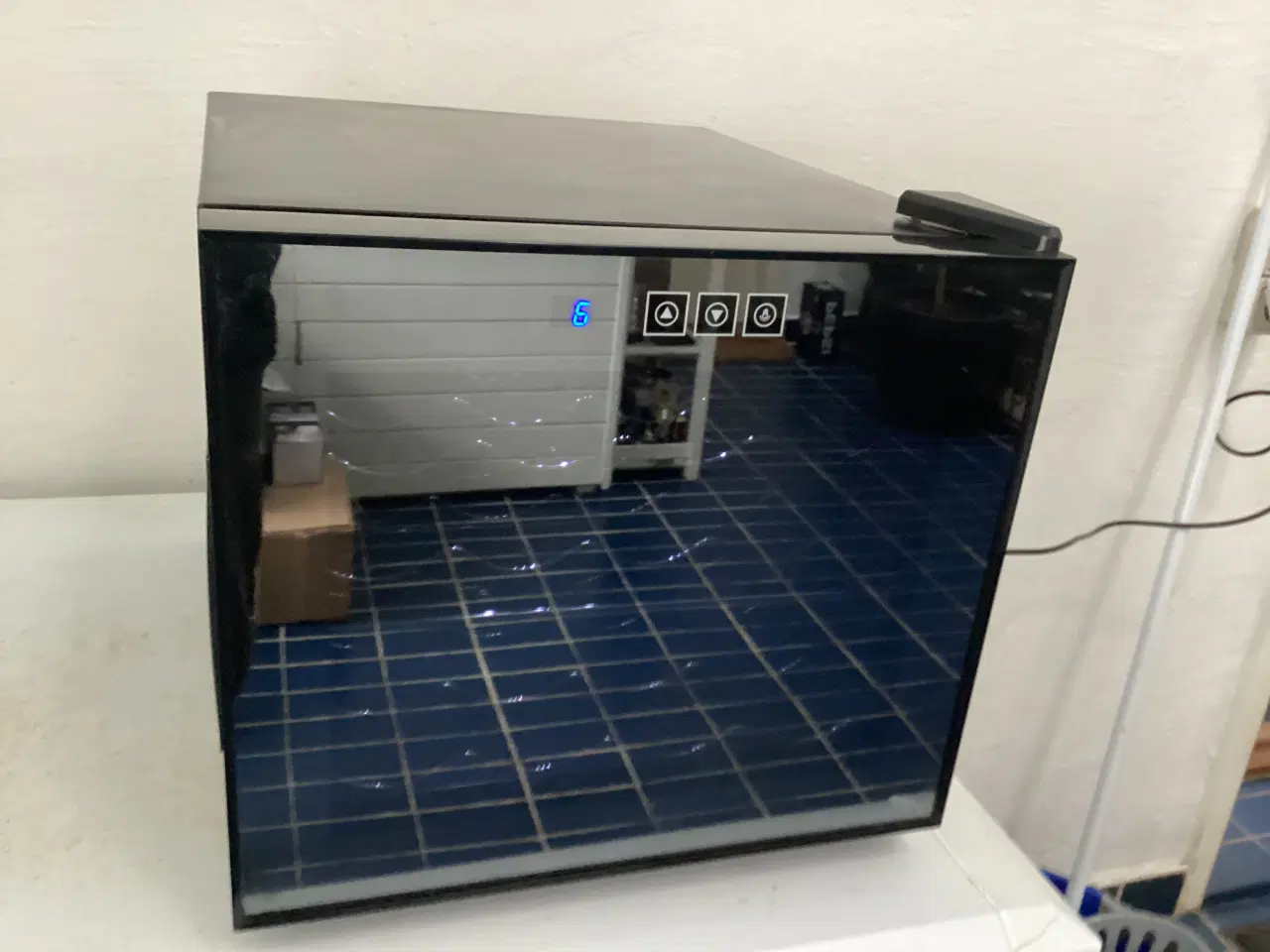 Billede 1 - Min Vin køleskab målende kan ses på billederne.