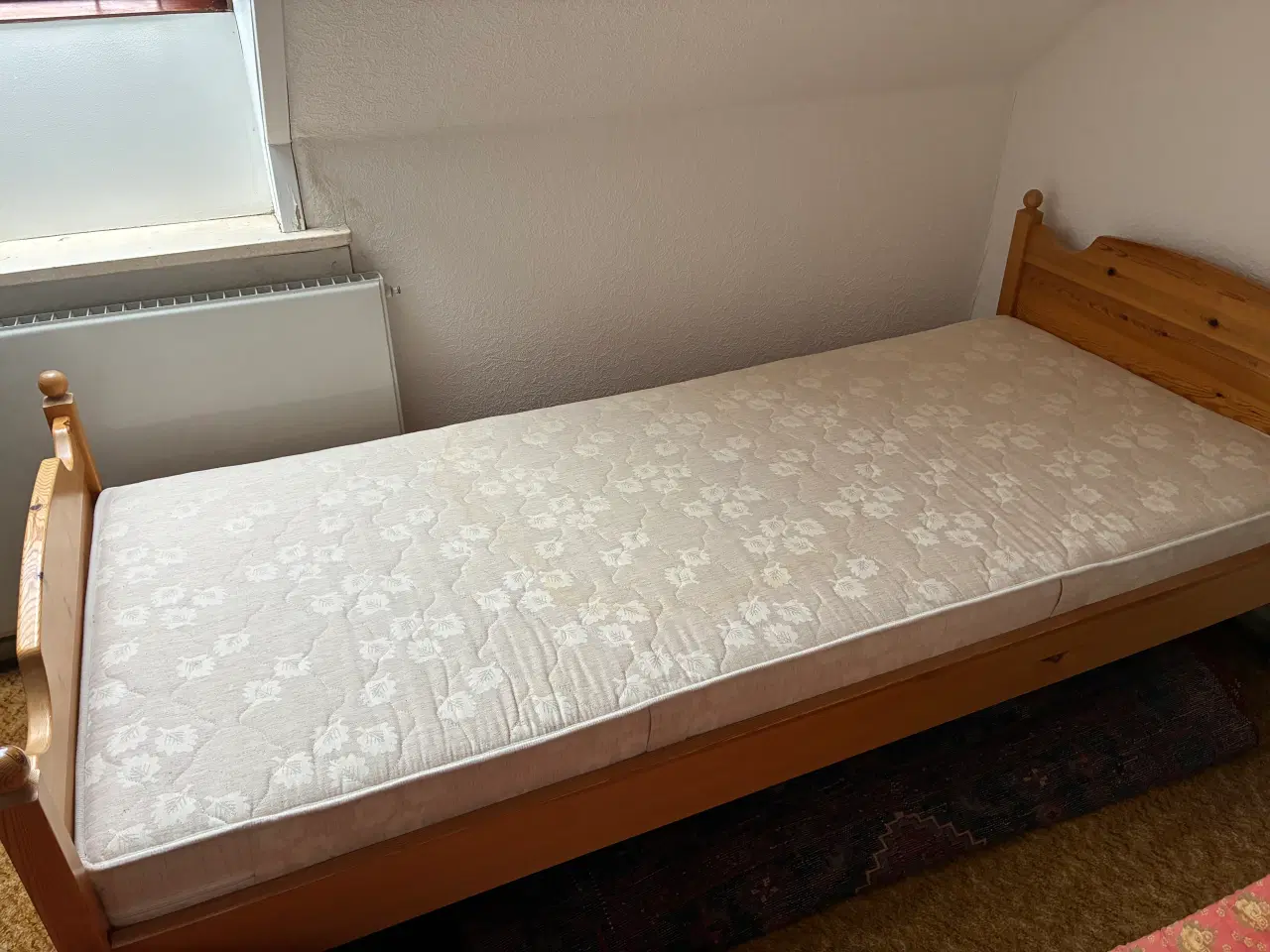 Billede 1 - Enkeltseng med god madras 90x200