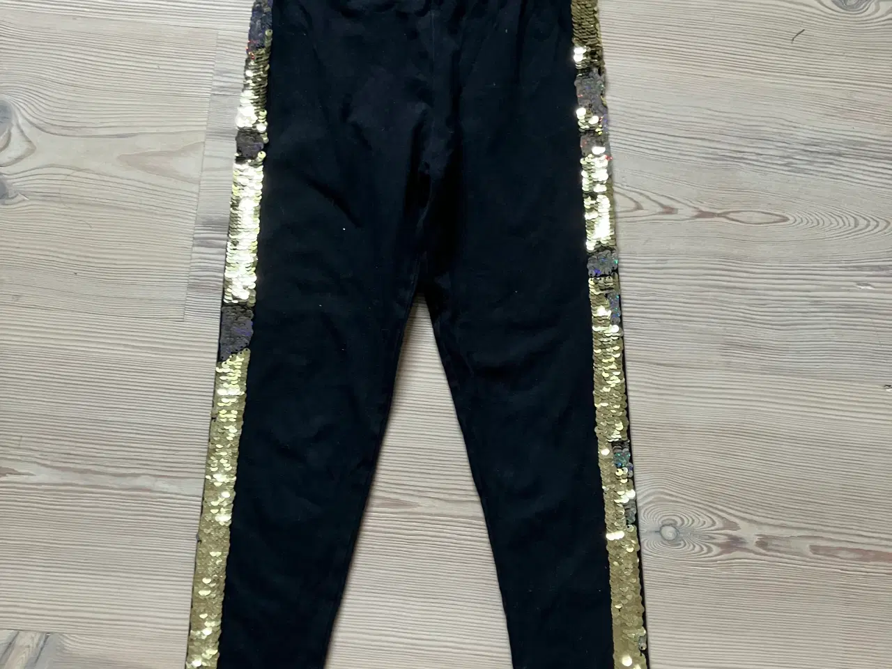 Billede 2 - Sort leggings med guldpalietter og bluse 116/110