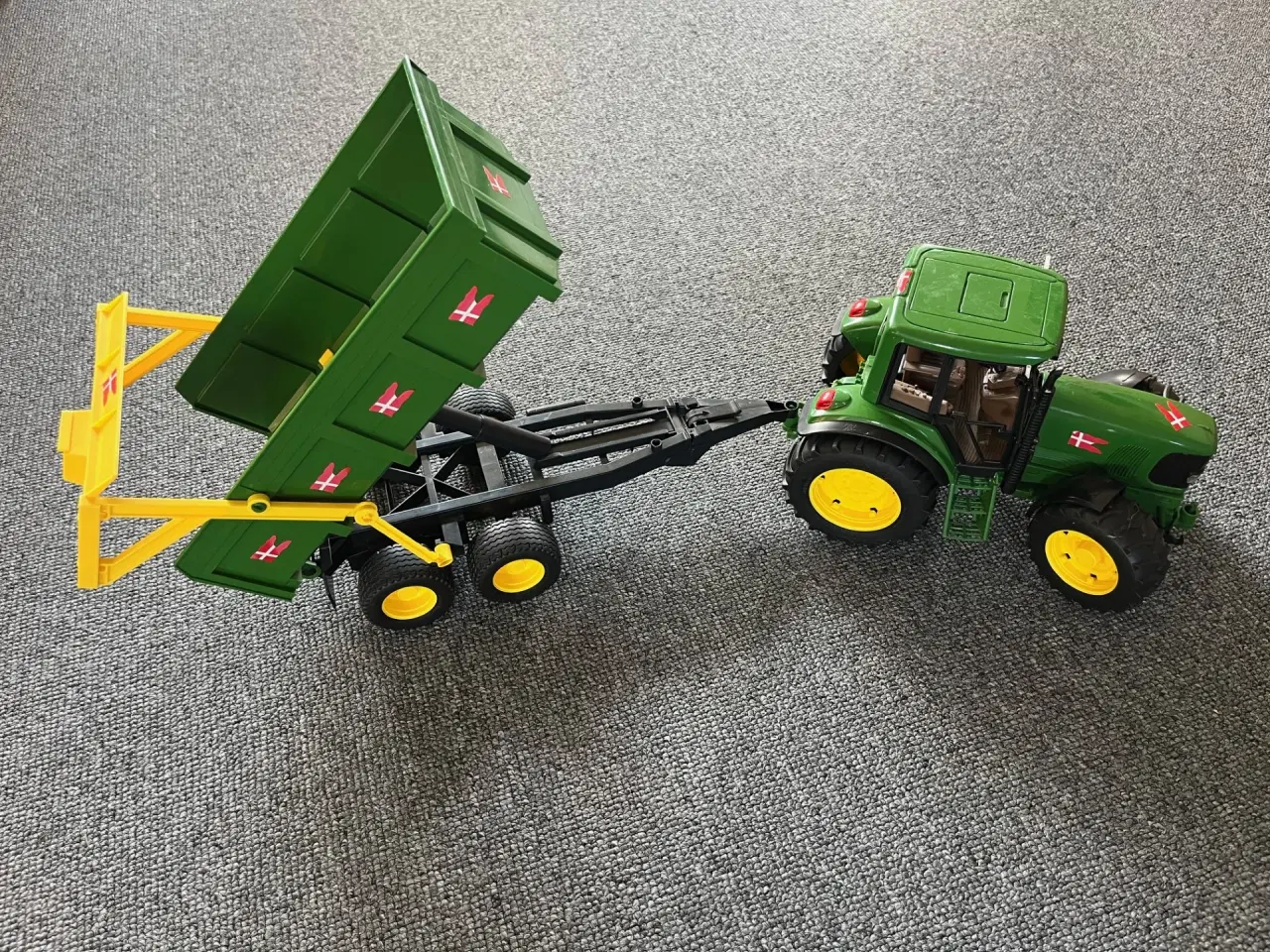 Billede 1 - Bruder John Deere med vogn.