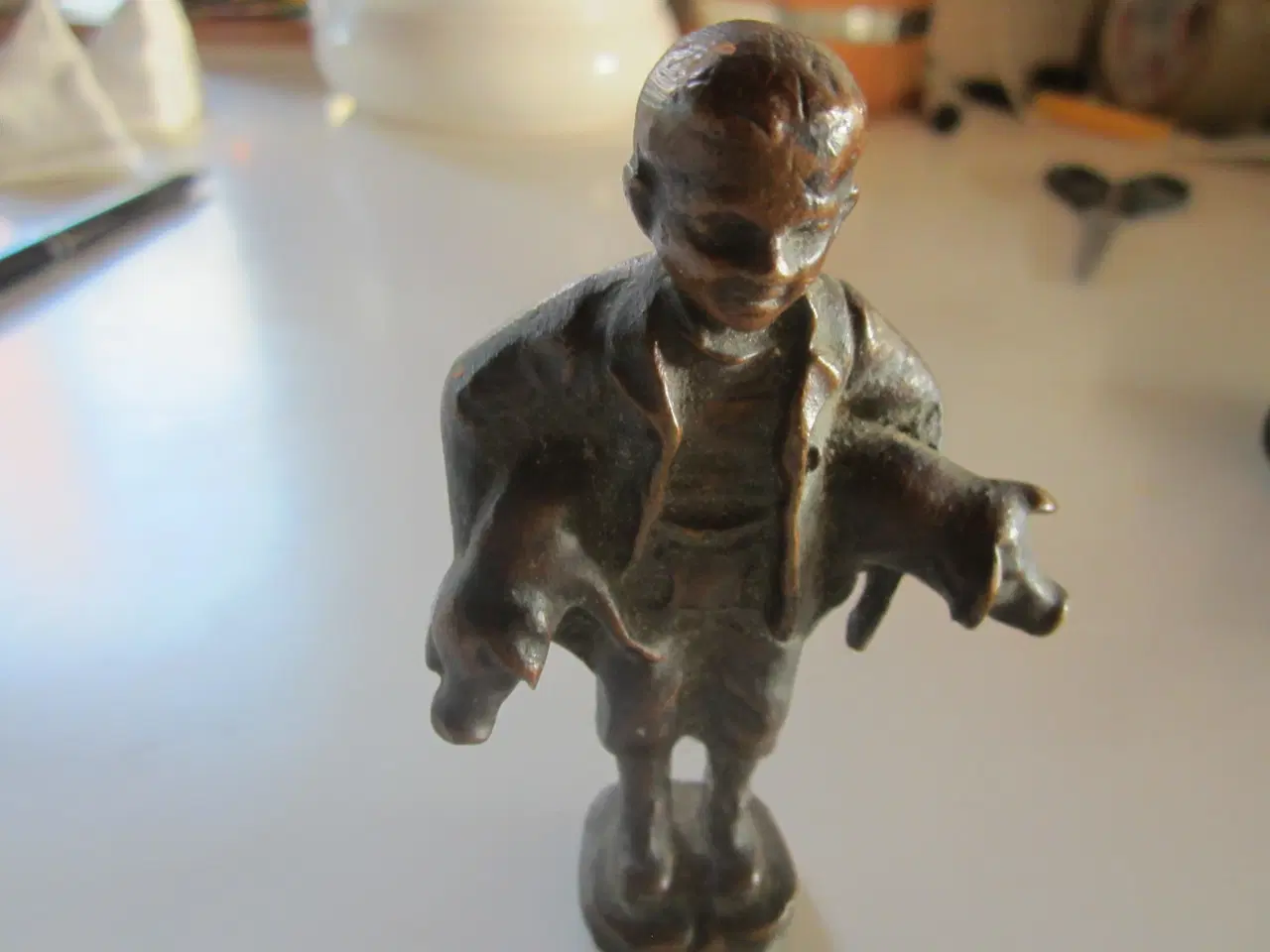 Billede 1 - Rigtig flot bronzefigur dreng m 2 grise, læs beskr