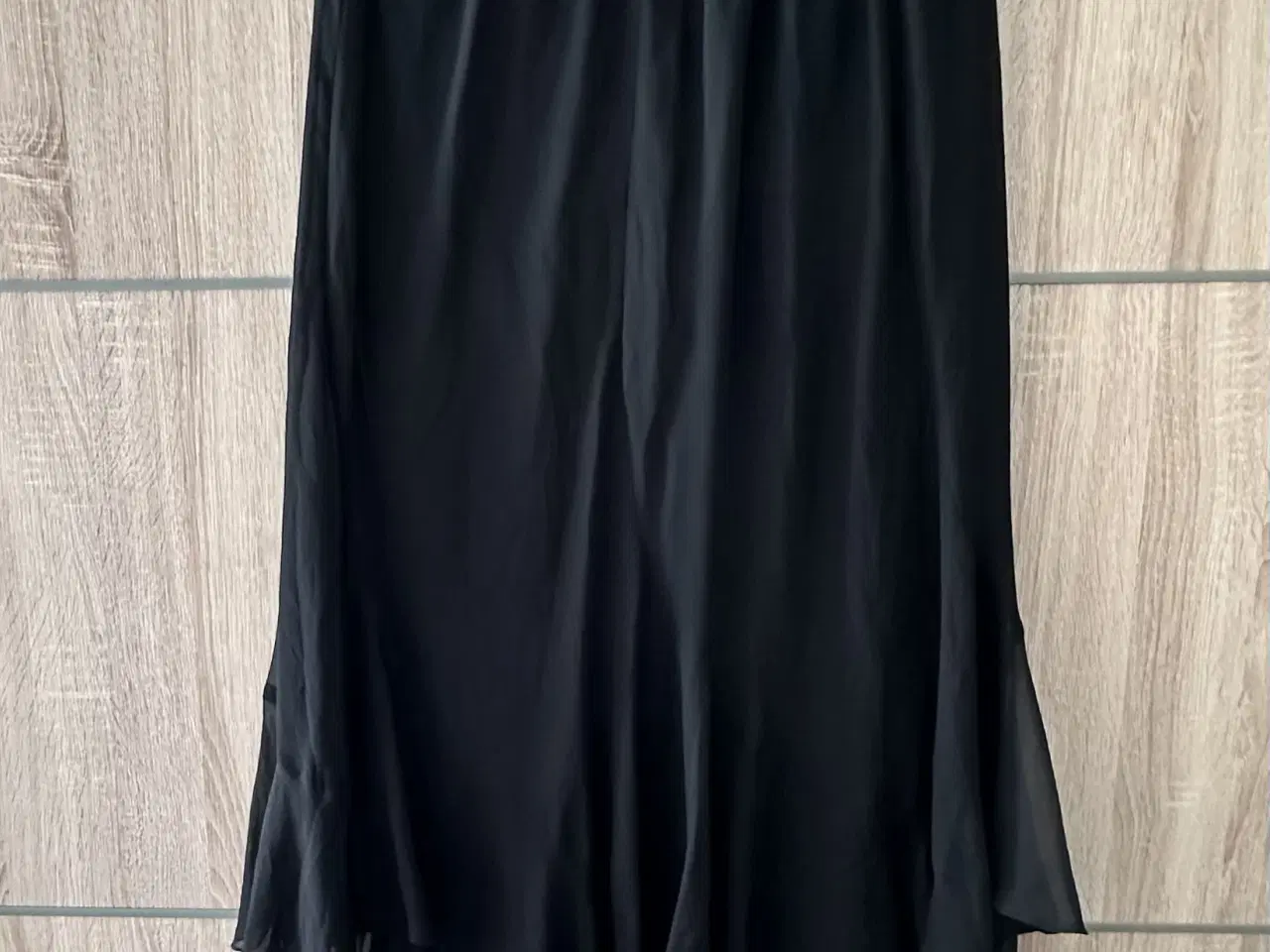 Billede 3 - Sort elegant nederdel med fine detaljer str. xxl