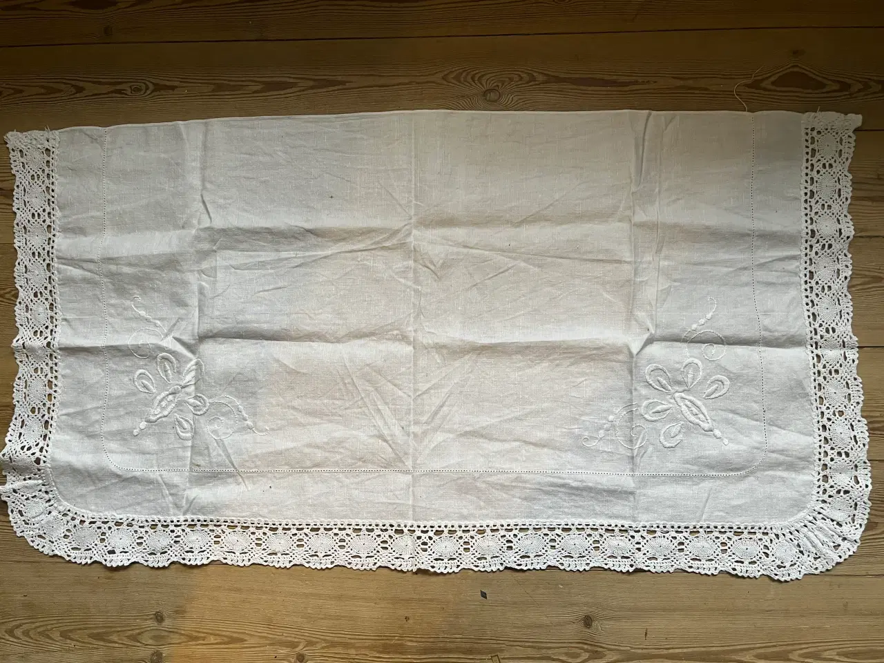 Billede 6 - Kommode dug med blonde kant og broderi