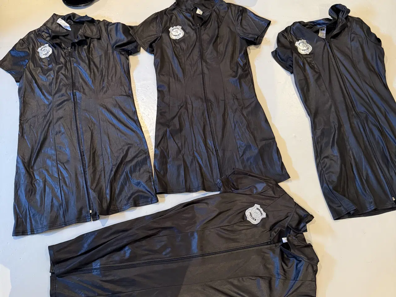 Billede 5 - Forskellige kostumer sælges byd.