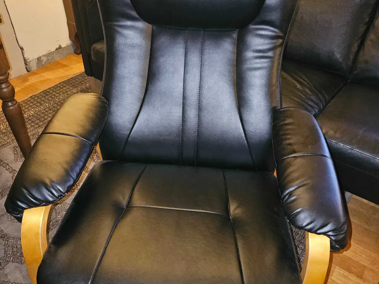 Billede 5 - 3-personers sofa + lænestol i sort kunstlæder