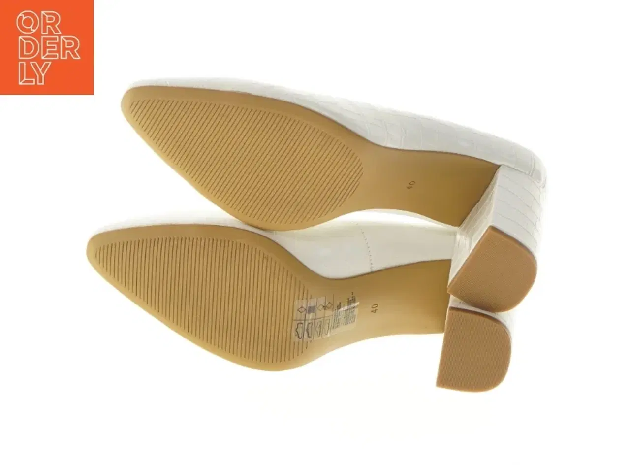 Billede 2 - Hvide højhælede sko med krokodillemønster fra Tamaris (str. 40 )