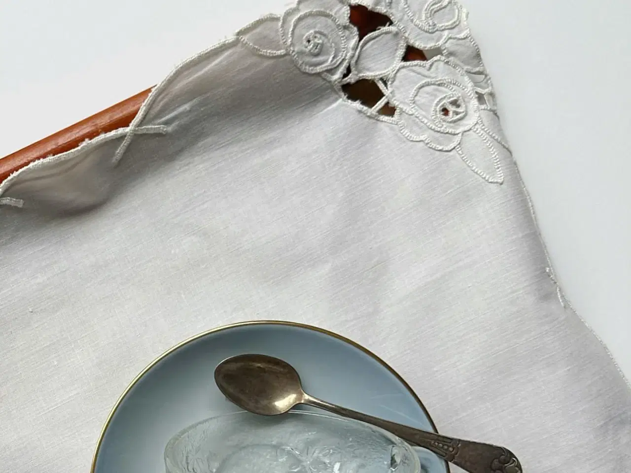 Billede 3 - Lille dug, hvid bomuld, roser i hjørnerne