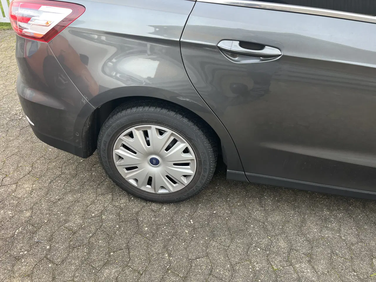 Billede 3 - Goodyear Ultragrip vinterdæk. 235/55 R17