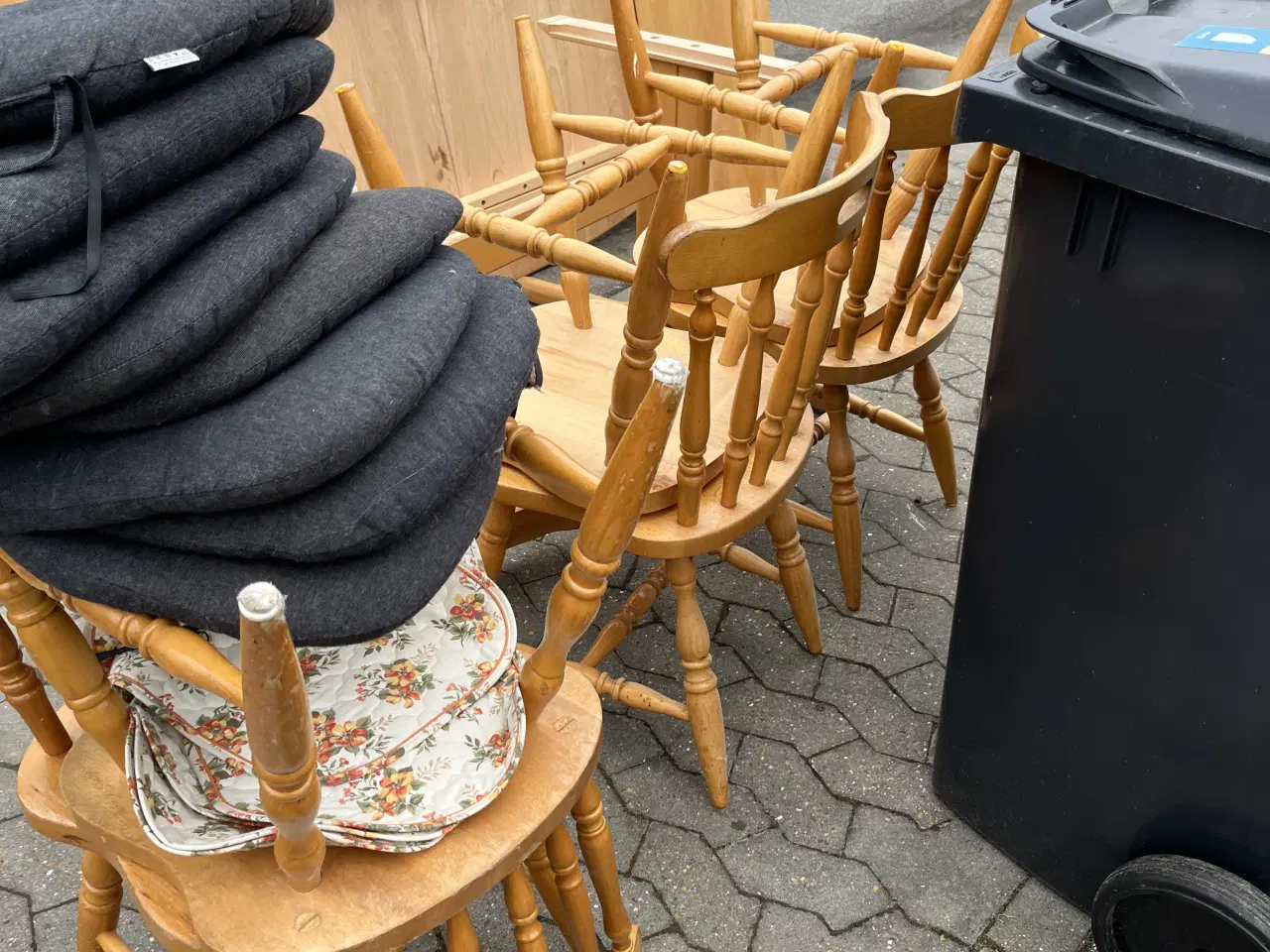 Billede 3 - Robust sofabord med ekstra plader og 6 stole