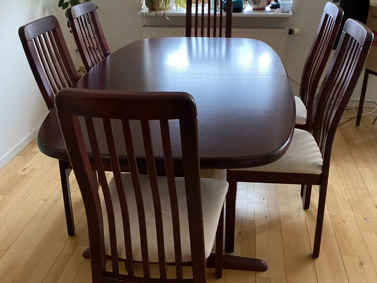 Billede 1 - Findahls spisebord med 2 tillægsplader samt 6 stol