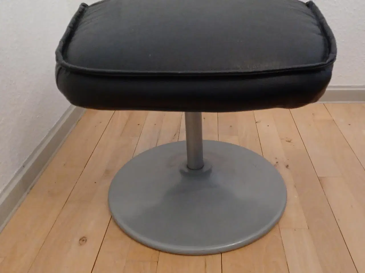 Billede 7 - Læderlænestol i sort med fodskammel