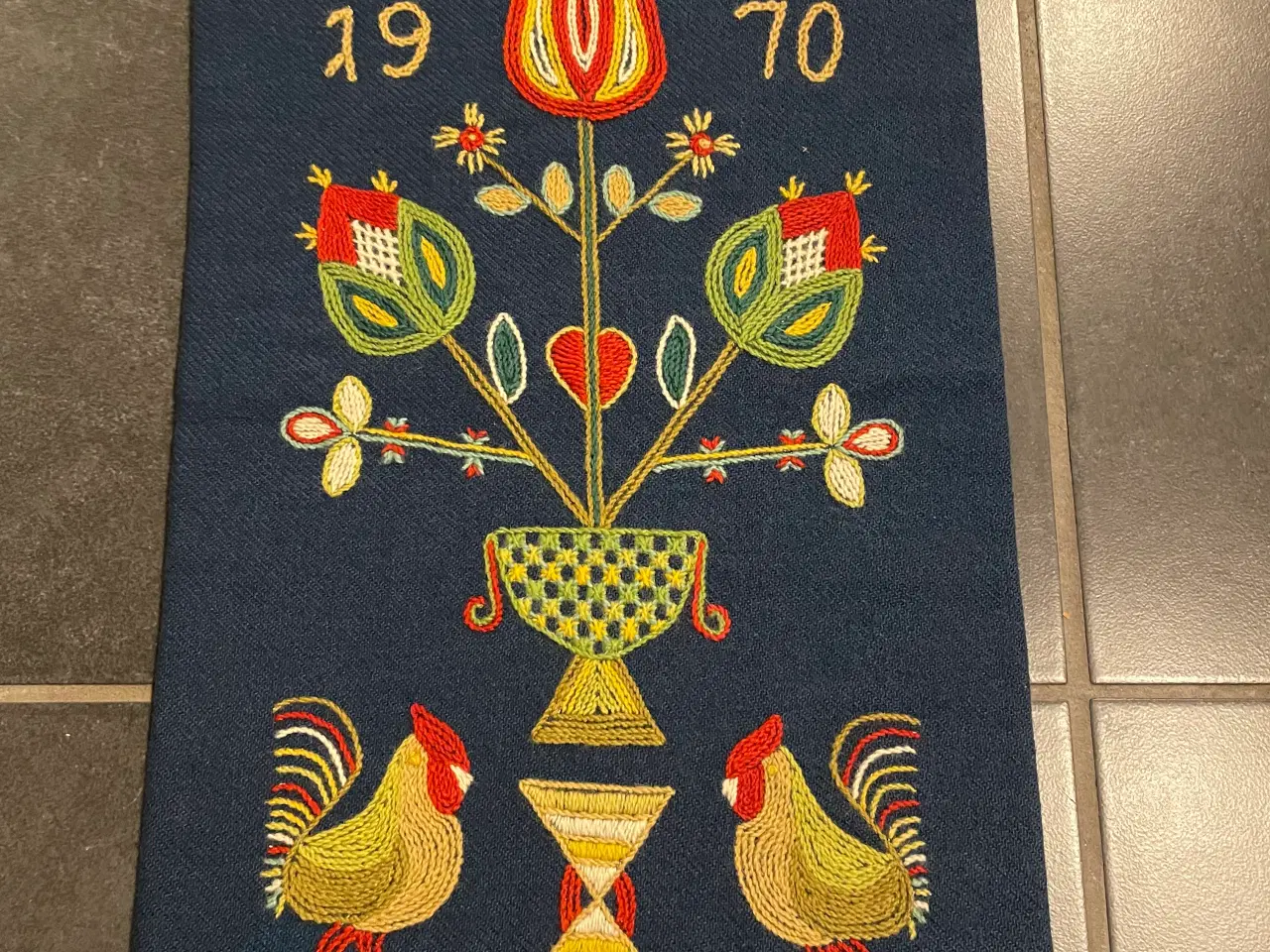 Billede 1 - Vægtæppe med almuebroderi