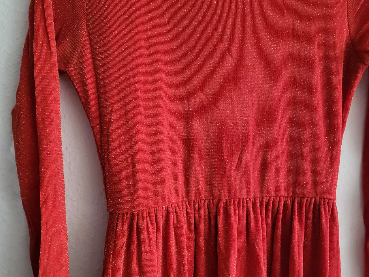 Billede 3 - Rød glimmer kjole 