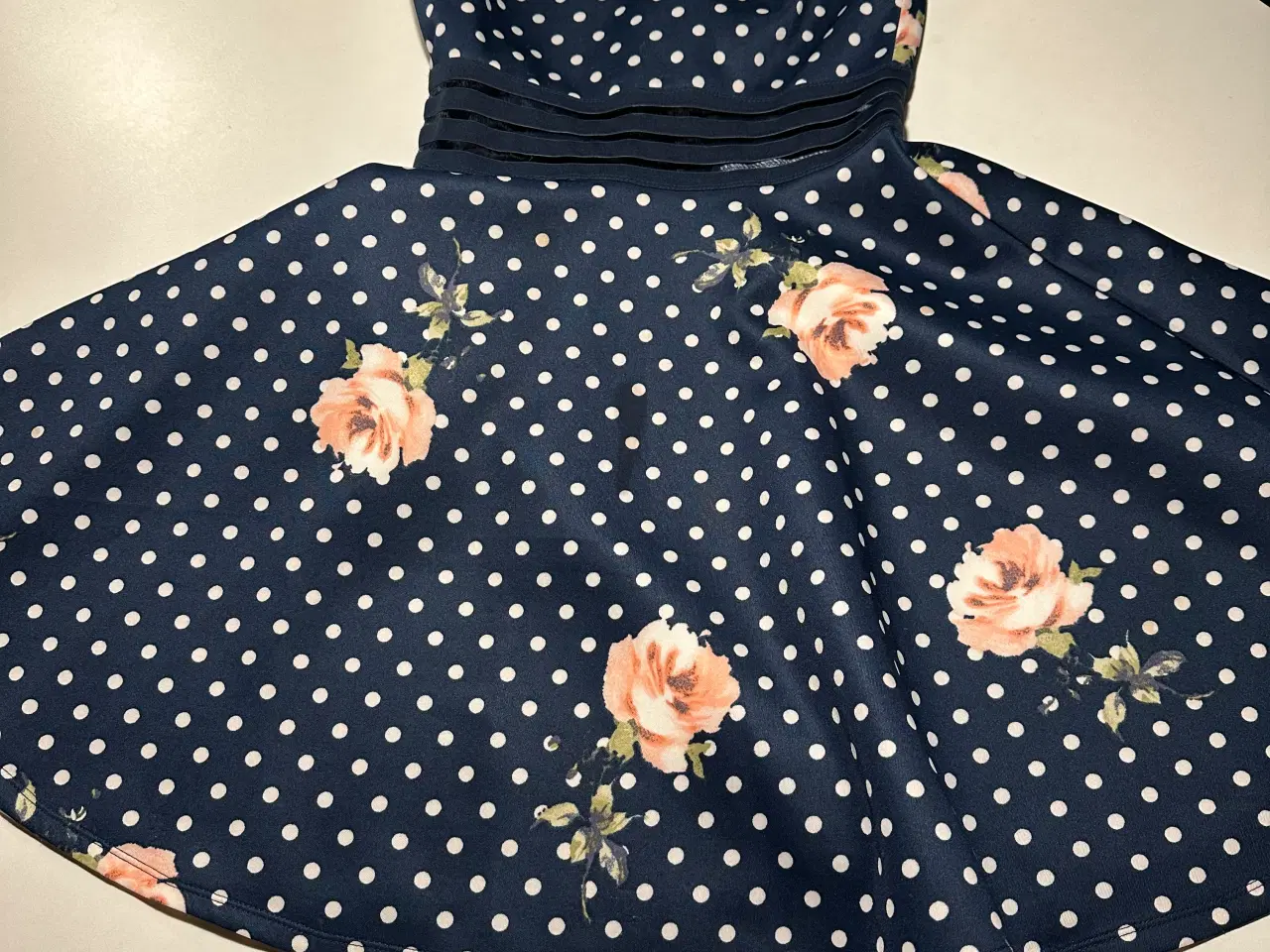 Billede 1 - Festkjole til pige