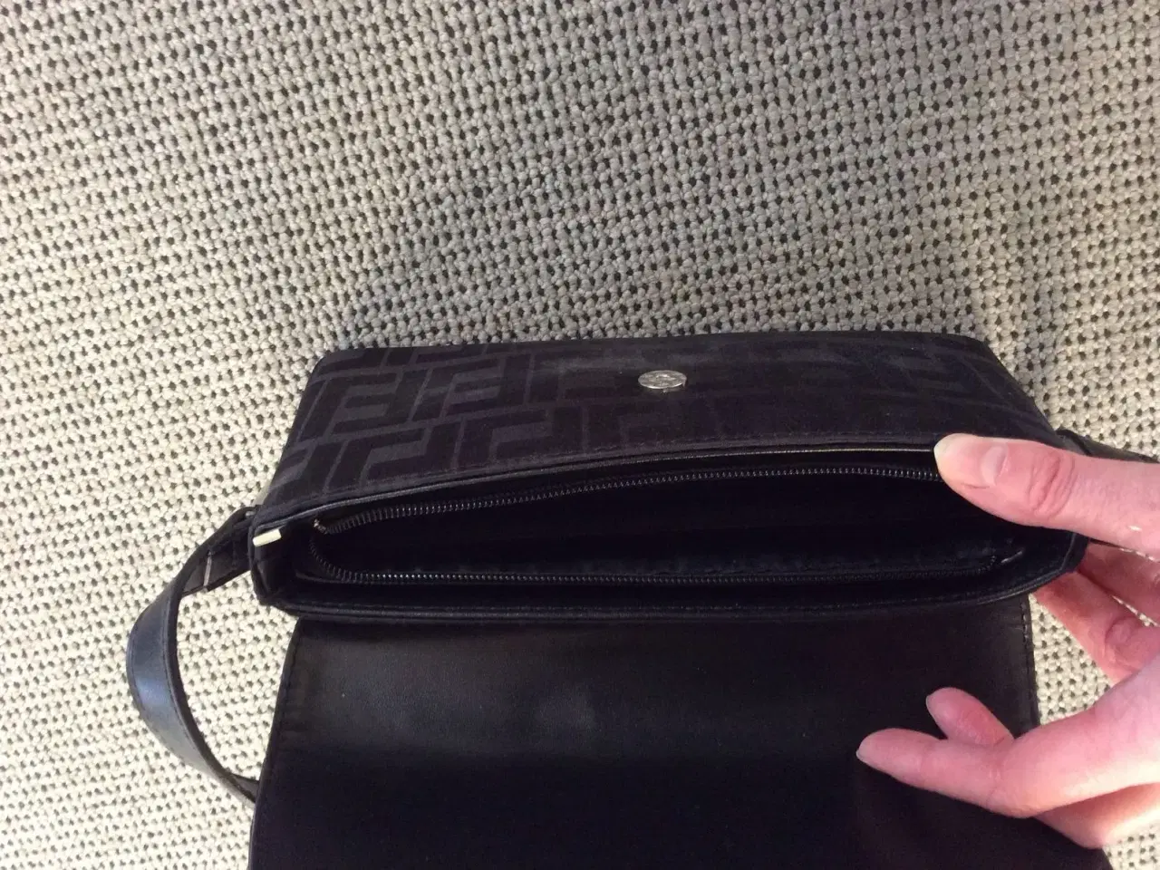 Billede 2 - Smart "gåibyen" taske i sort stof
