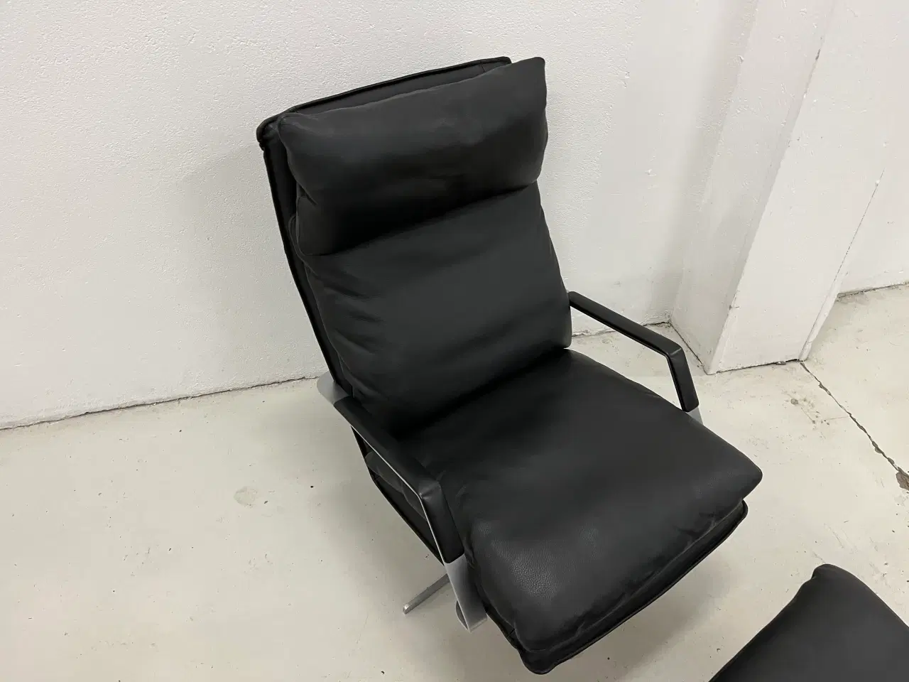 Billede 8 - Søren Lund SL330 hvilestol m/skammel i sort solid.