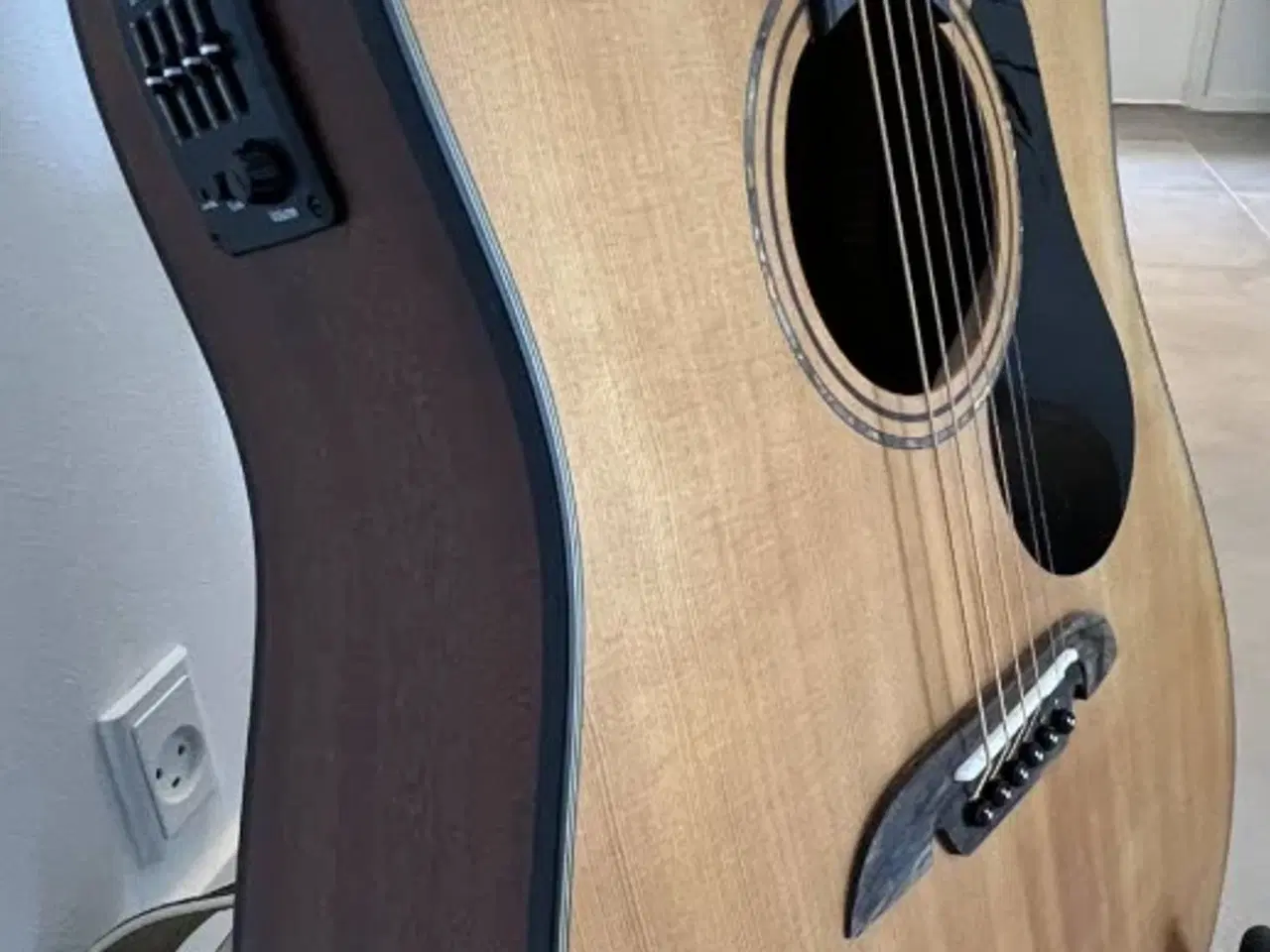 Billede 5 - Halvakustisk guitar Alvarez AD30CE med tilbehør