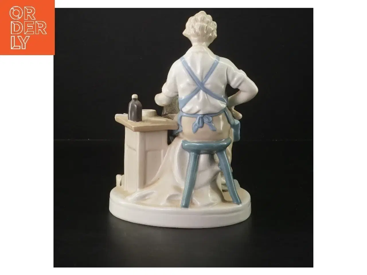 Billede 2 - Porcelænsfigur af skomager (str. 21 cm)