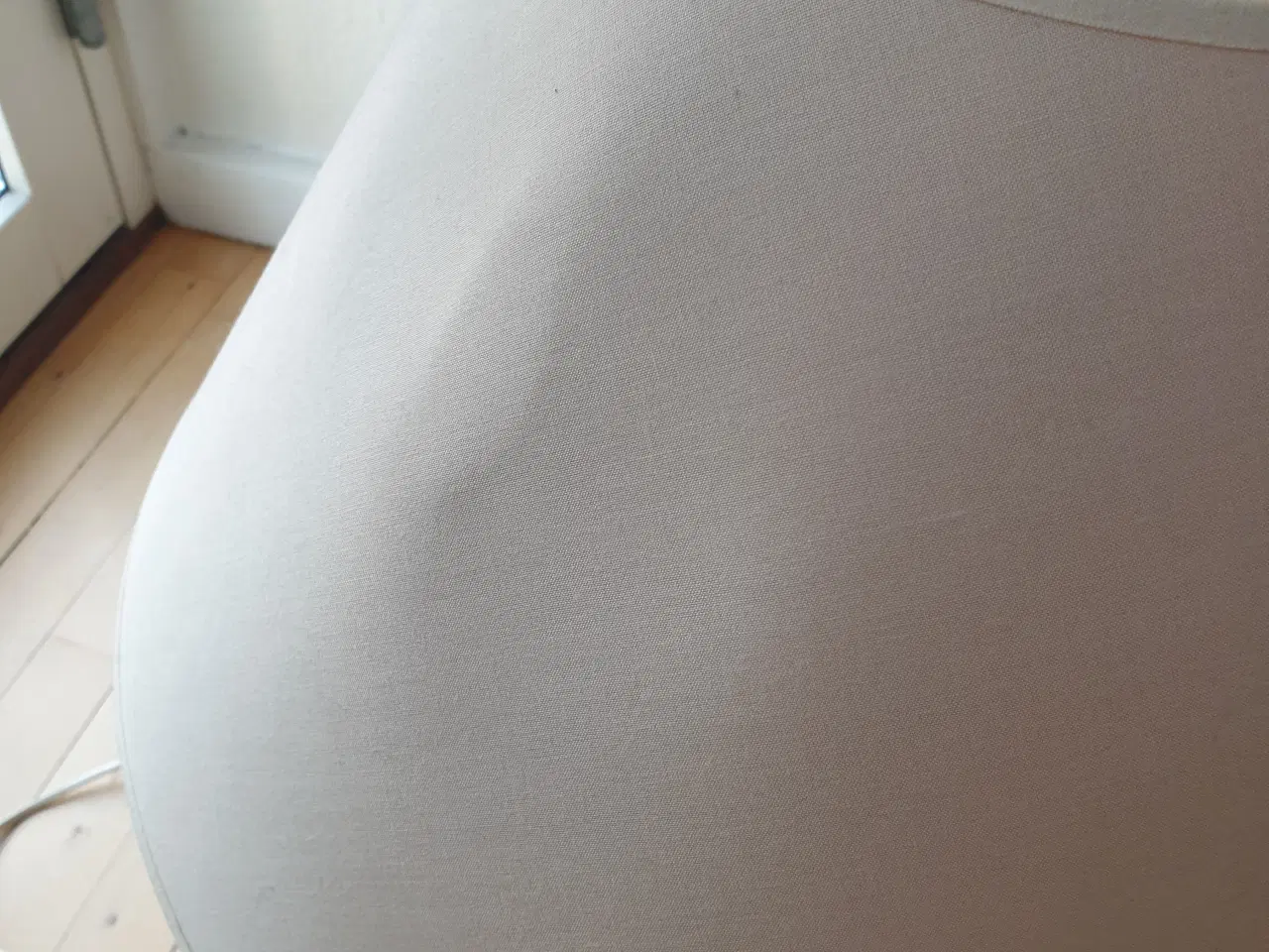 Billede 5 - Porcelæn Bordlampe med Bladrelief og stof skerm