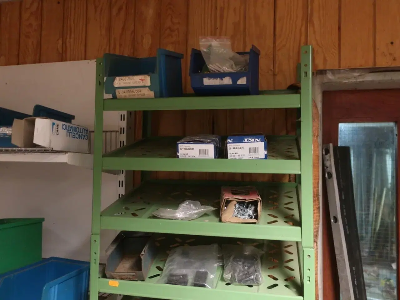 Billede 4 - 4+1 fag reoler inkl. indhold (hegnstilbehør m.v.) (se billeder)