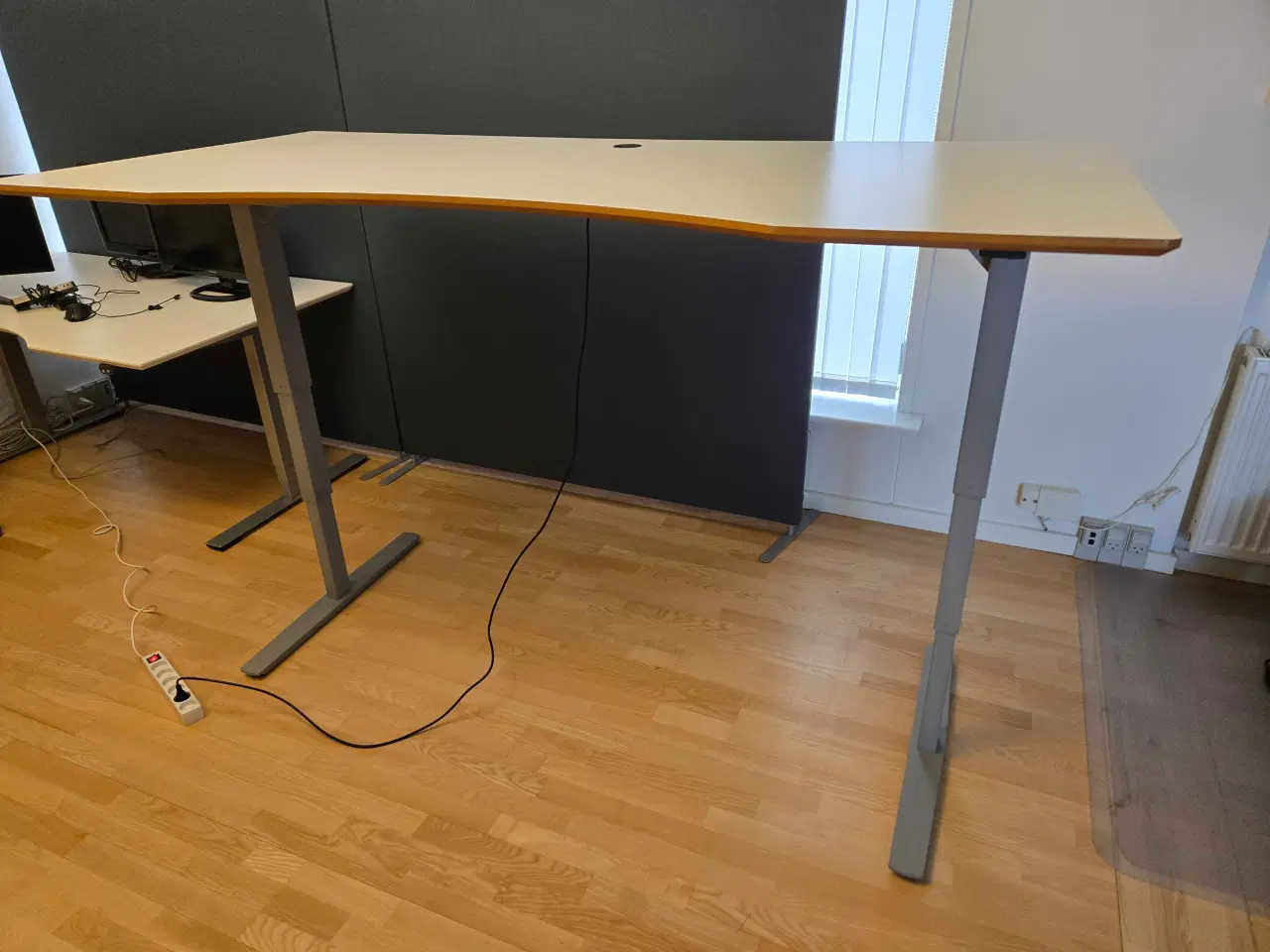 Billede 2 - Solidt Hæve-sænkebord