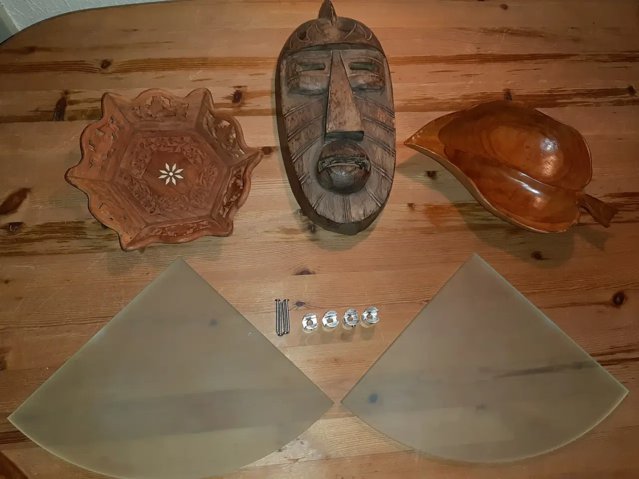 Billede 1 - Træ ting og 2 stk. glas hjørnehylder.