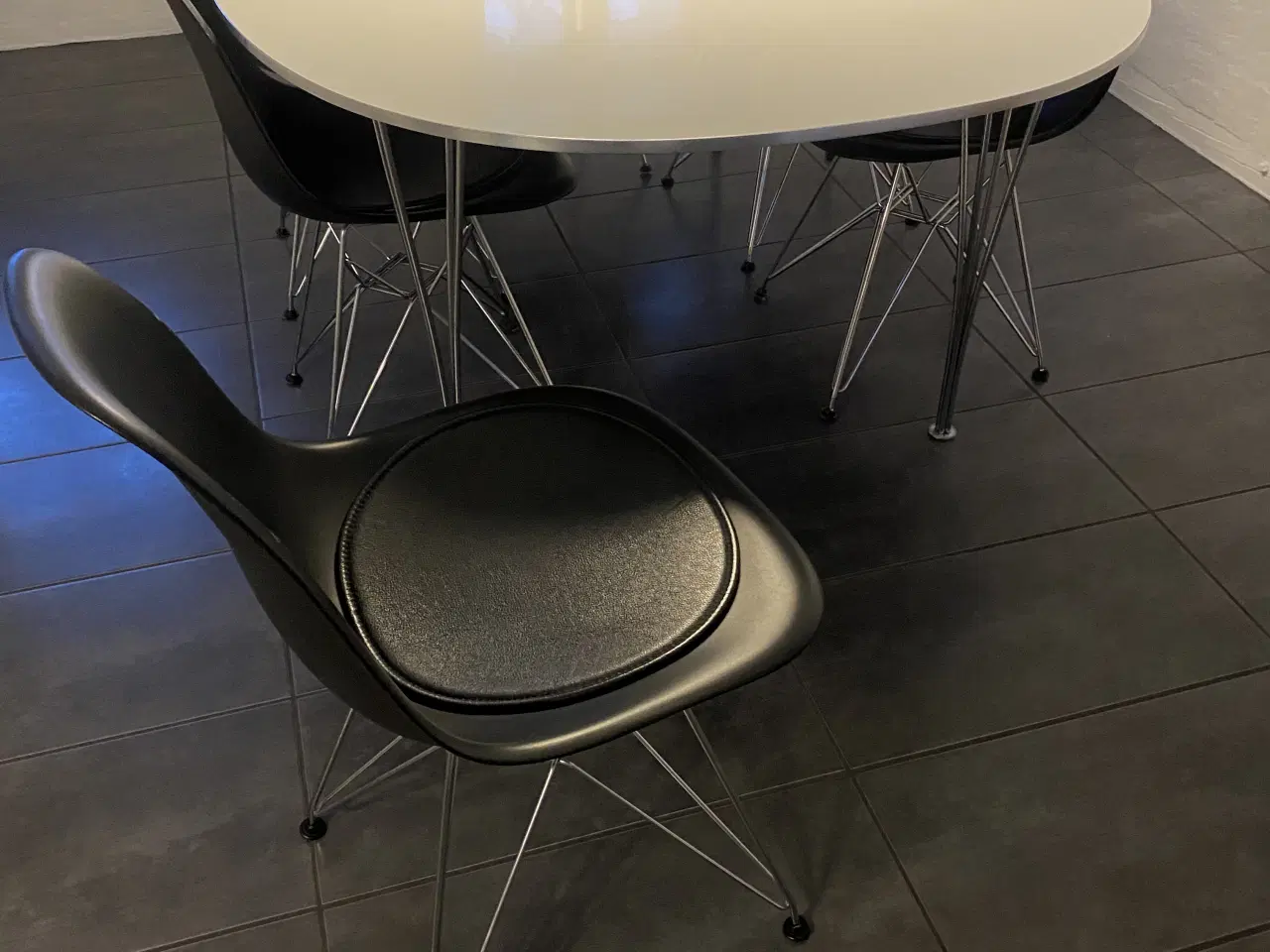 Billede 2 - 6 stk. Eames  Vitra stole sælges samlet.