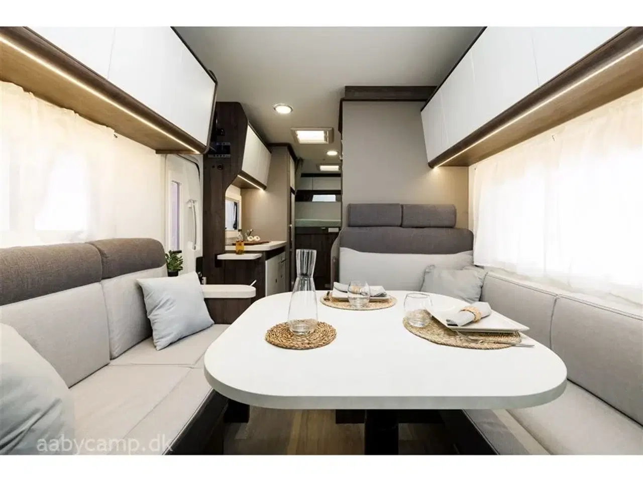 Billede 3 - 2026 - Benimar Sport   Automatgear. Dieselfyr. 12V kompressor køl.  200W solcelle. Markise. Tv. 5 selepladser. Batteri. Helårsdæk. p-sensor for og bag. Bakkamera.