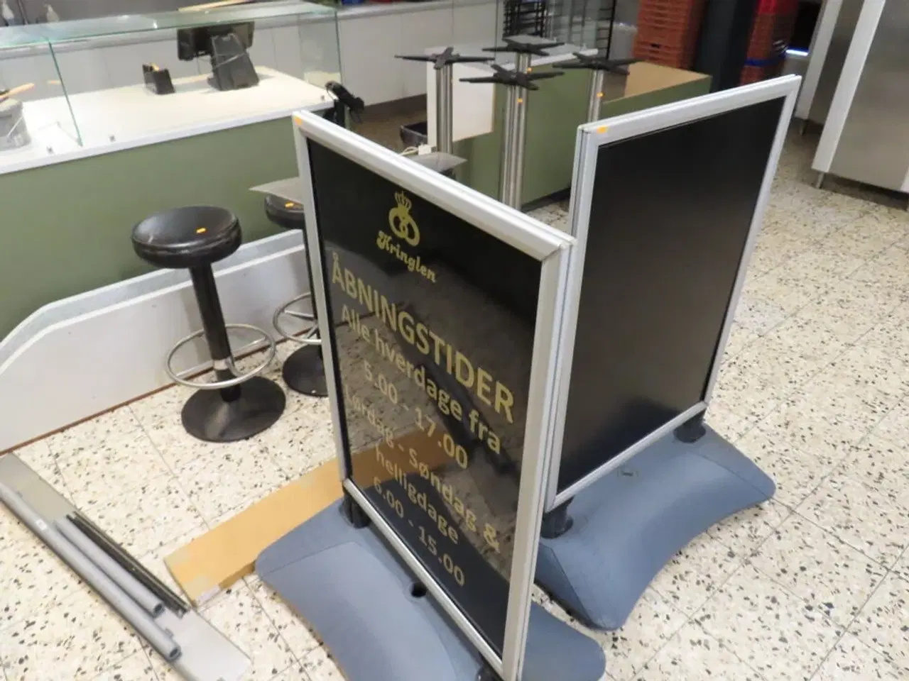 Billede 8 - Div. skilte og stole