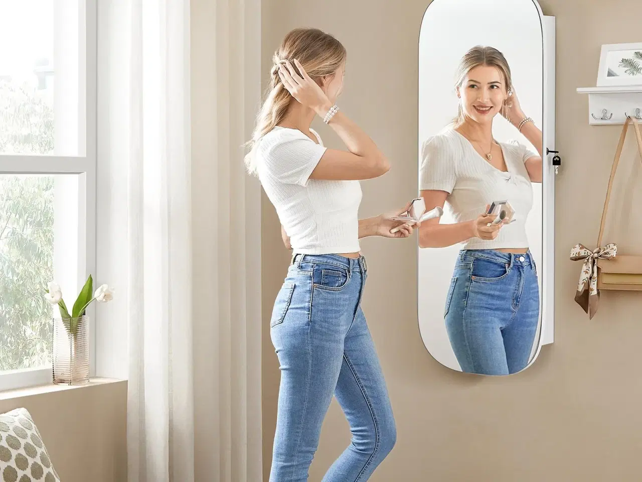 Billede 3 - Smykkespejl med opbevaring væg-/dørmonteret, låsbart, bredt spejl med afrundede hjørner og indvendigt LED-spejl, 10 × 42 × 108 cm, hvid/greige