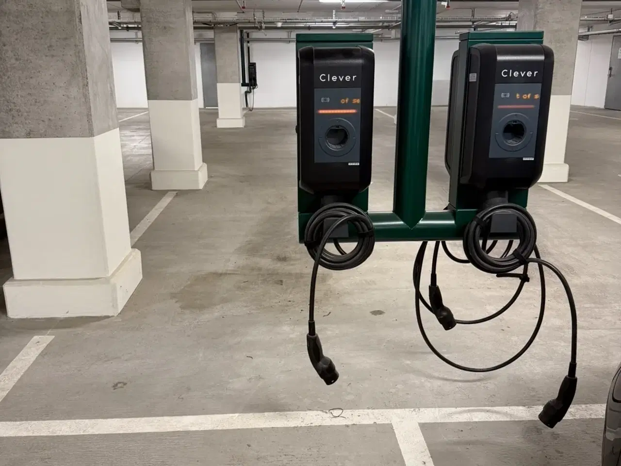 Billede 2 - Parkering med privat elektrisk ladestation. Byens centrum.