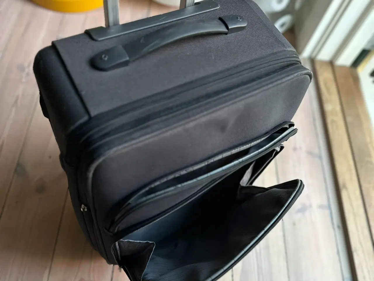 Billede 4 - Grå Samsonite kuffert i hård plast og stof