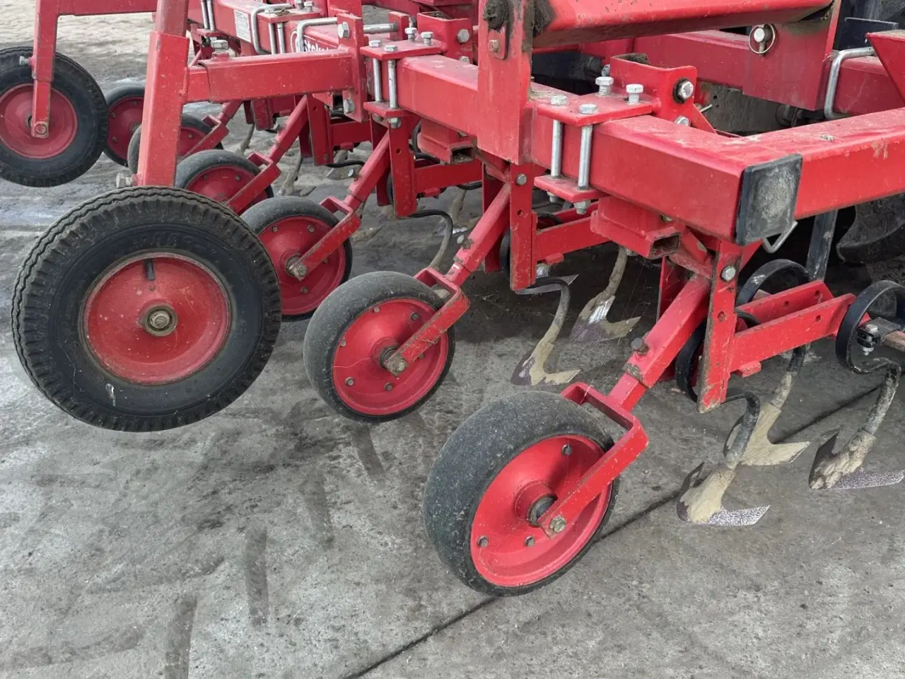 Billede 7 - Steketee 12 rækket. Der medføger plader til små afgrøder.