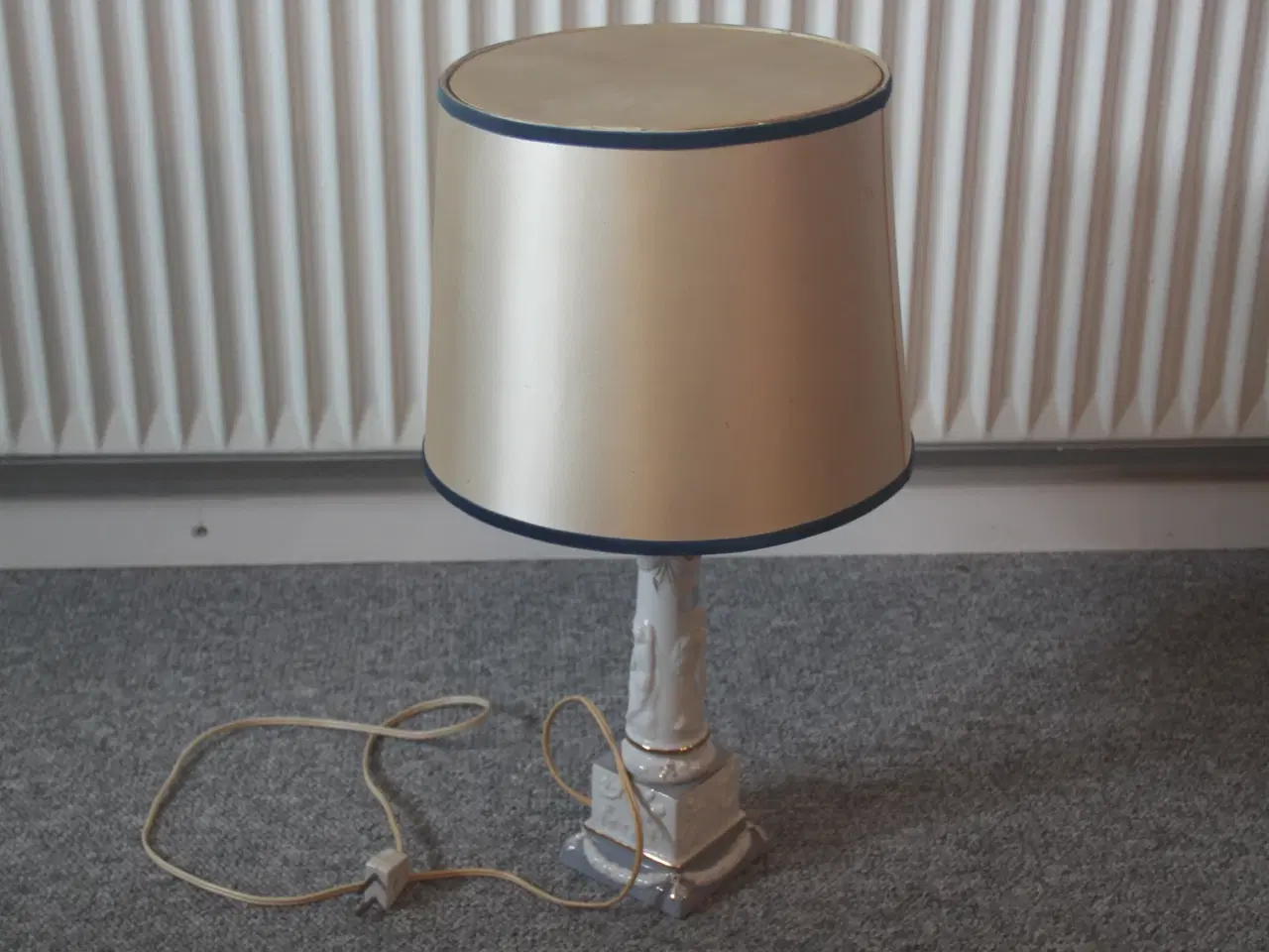 Billede 1 - Bordlampe i porcelæn incl. lampeskærm
