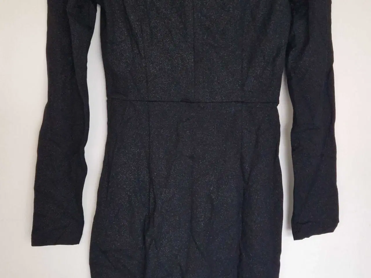 Billede 2 - Sort kjole med lange ærmer