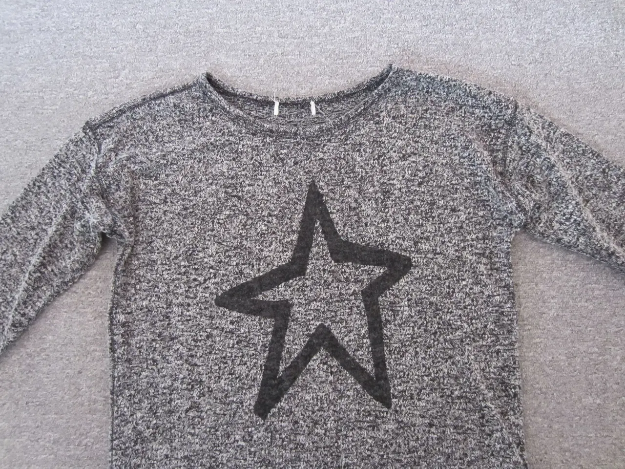 Billede 2 - Grå bluse - trøje med stjerne i str. 170