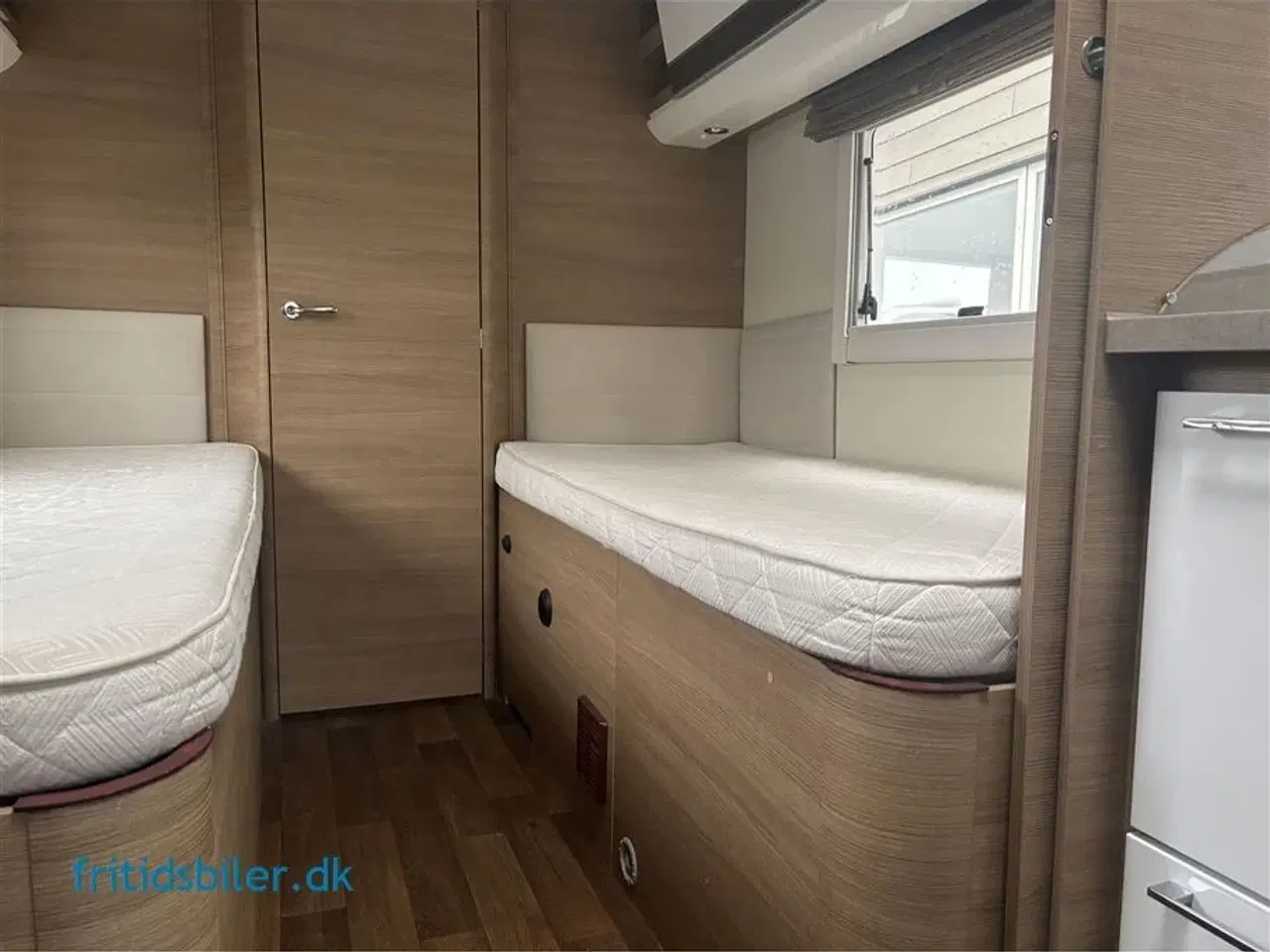 Billede 17 - 2015 - Elnagh T-Loft 531   Elnagh med 2 store langsgående senge og bad og wc bag i bilen og 5 selepladser