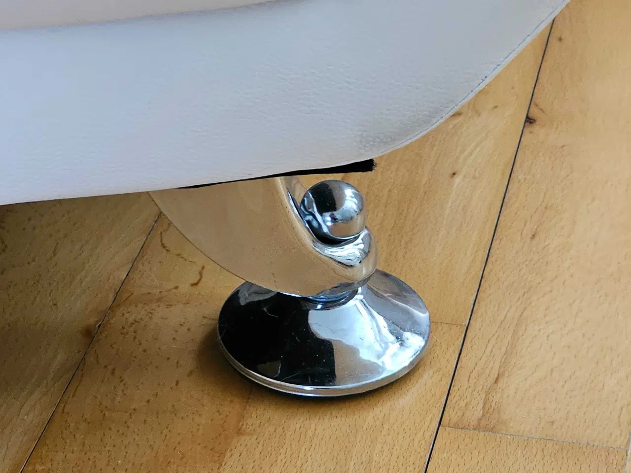 Billede 5 - Ny og ubrugt flot lænestol I hvid kunstlæder