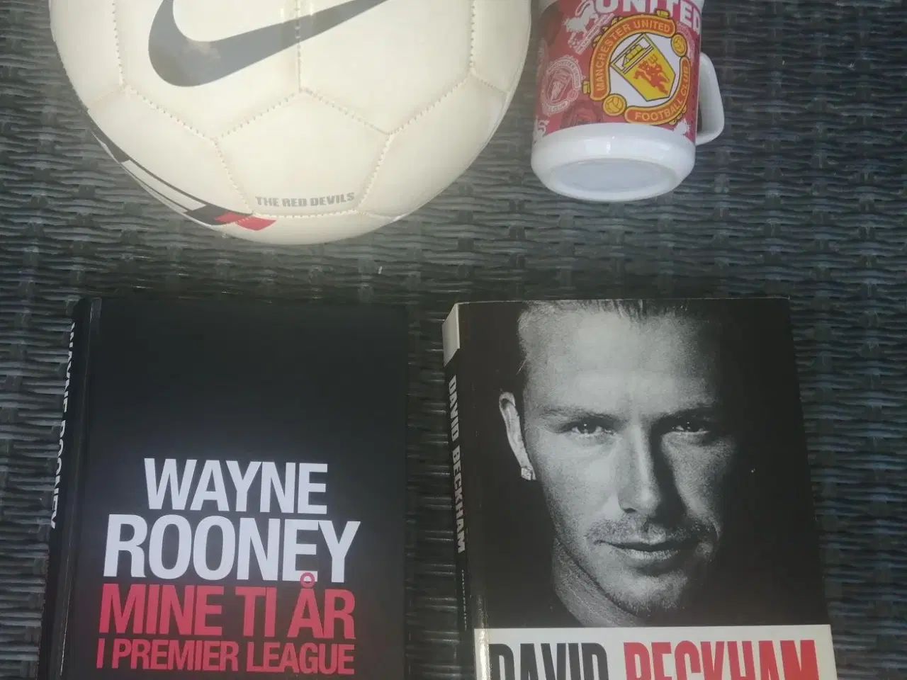 Billede 1 - MANCHESTER UNITED, NIKE BOLD, 2 BØGER OG KRUS