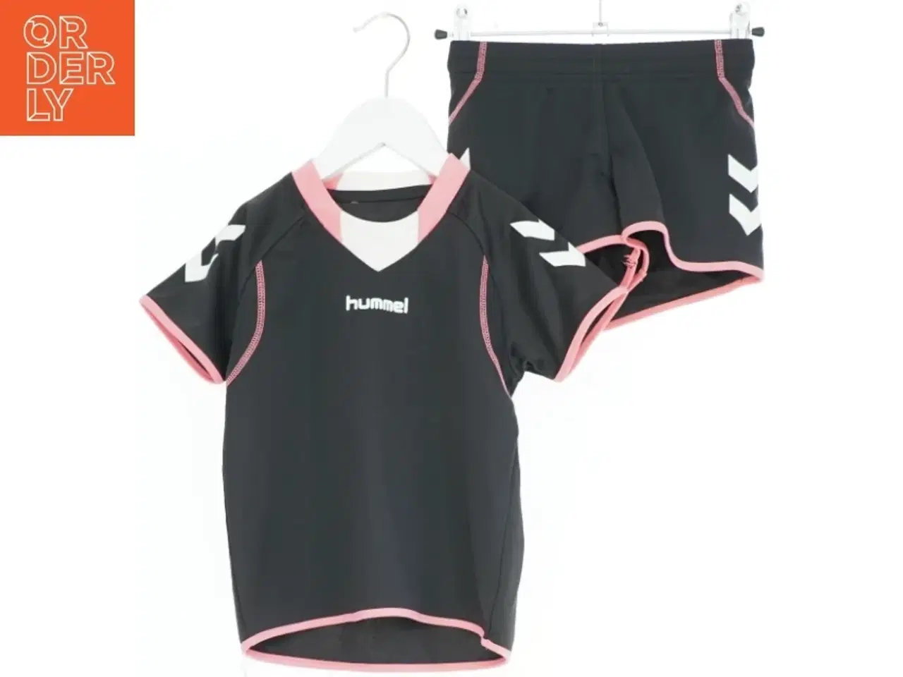 Billede 1 - Sportsæt til børn med t-shirt og shorts fra Hummel (str. 110)