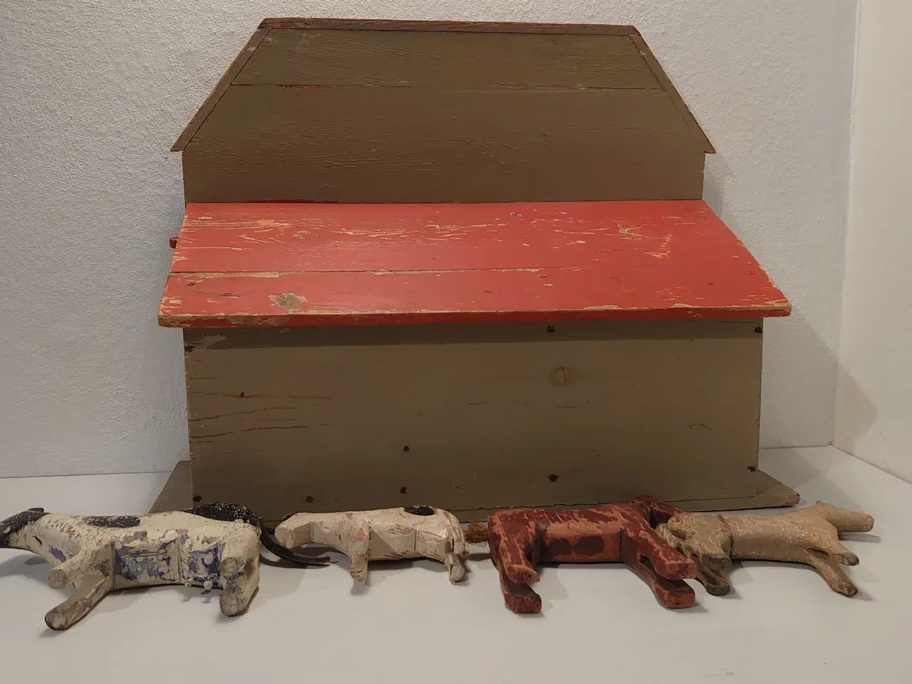 Billede 6 - Fængselslegetøj: 4 trædyr og stor stald. Ca 1933.