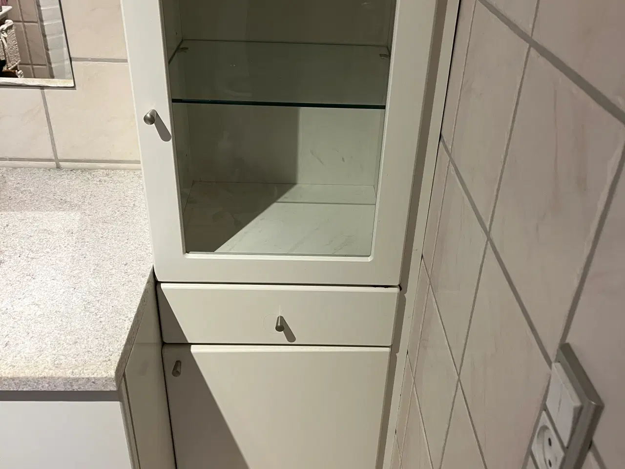 Billede 2 - Badeværelsesskabe gives væk