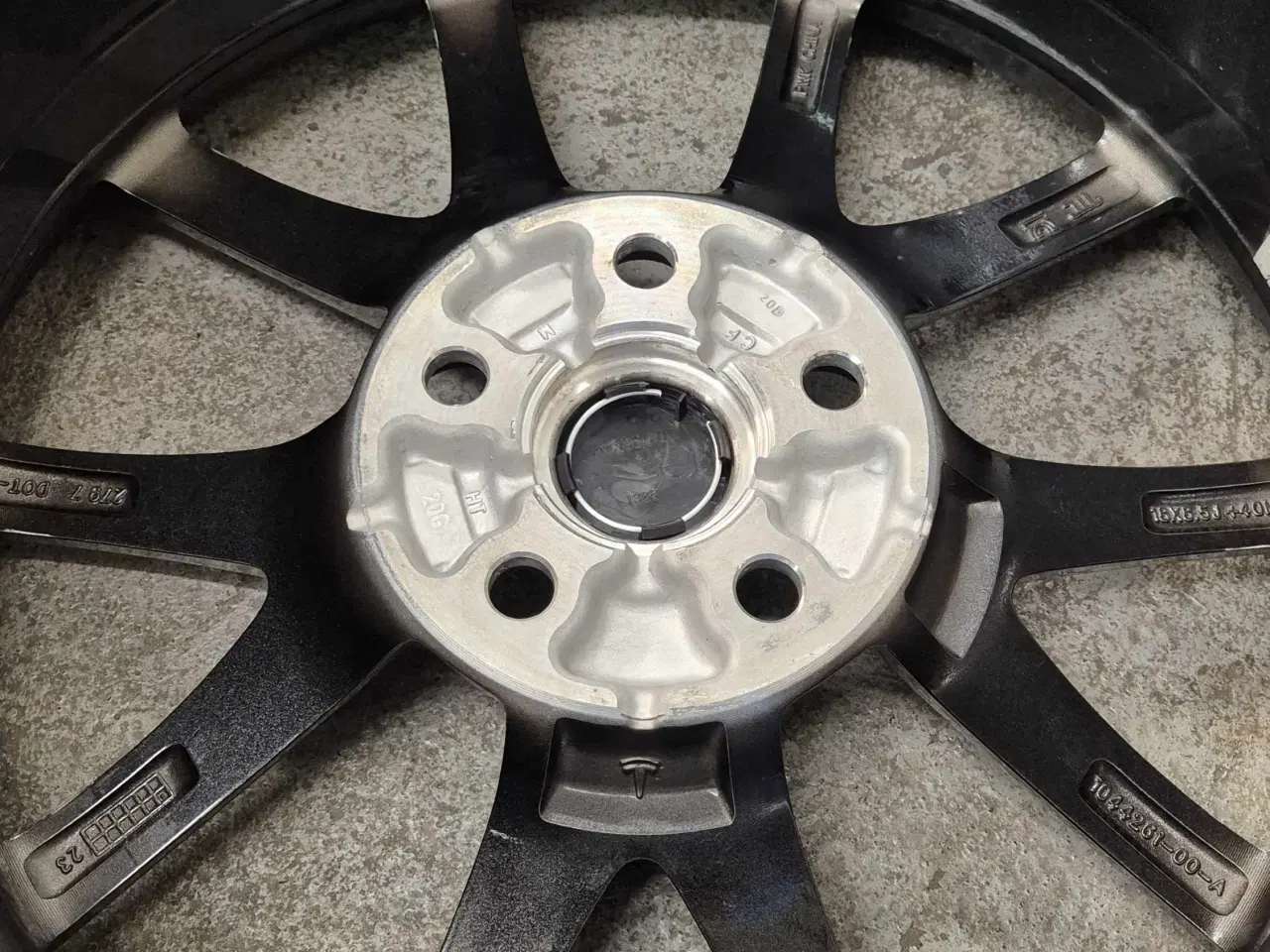 Billede 4 - TESLA MODEL 3 ORIGINAL ALUFÆLGE MED SOMMERDÆK NYE