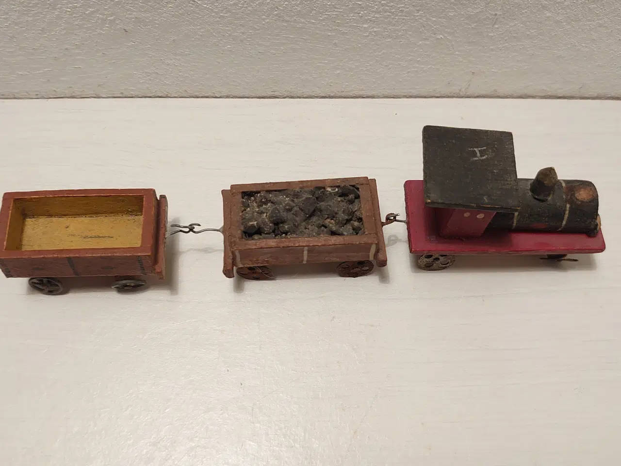 Billede 3 - Erzgebirge:Tog med 2 vogne.Håndlavet i træ.Ca 1920