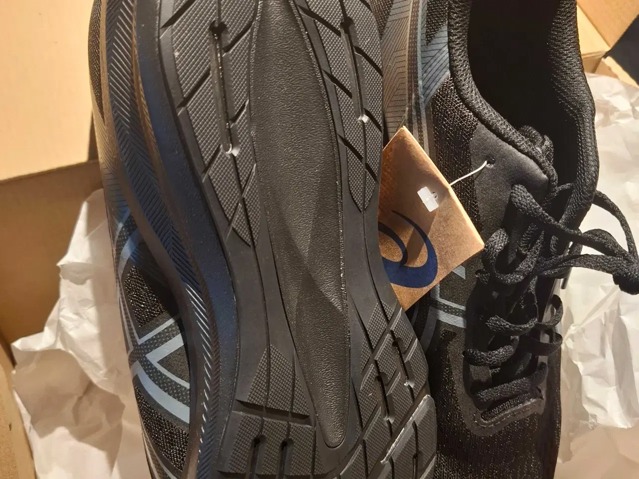 Billede 2 - ASICS sko, 45. Nye med kasse og mærke på.
