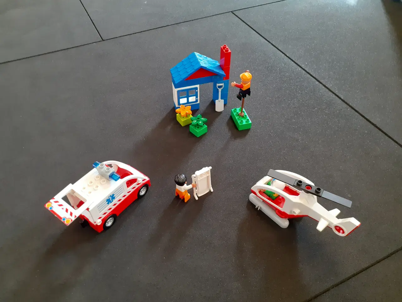 Billede 1 - LEGO Duplo, Ambulance og helikopter m.m.