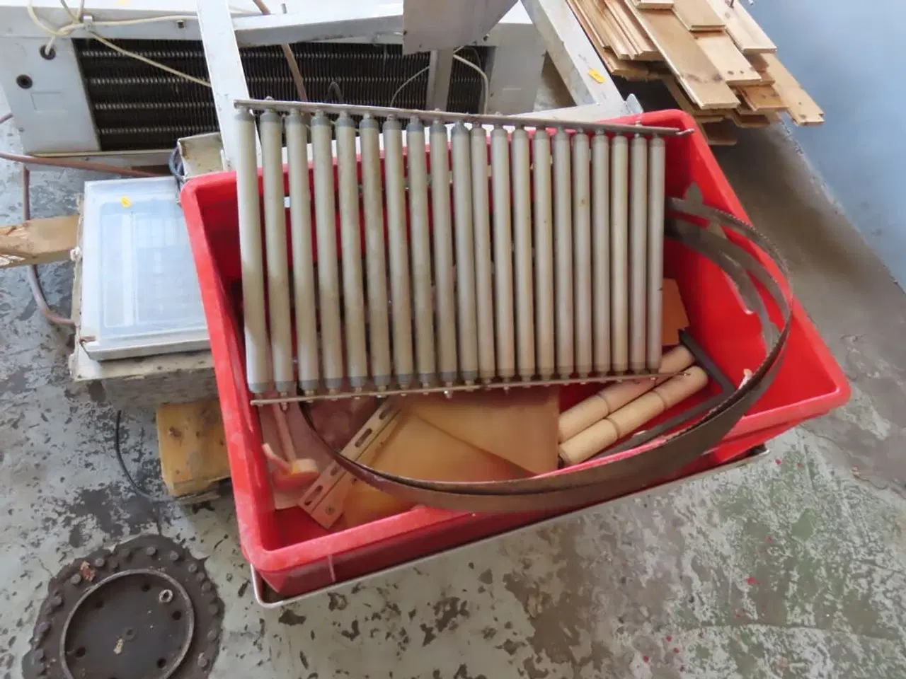 Billede 2 - Stativ med plastkasse og indhold.
